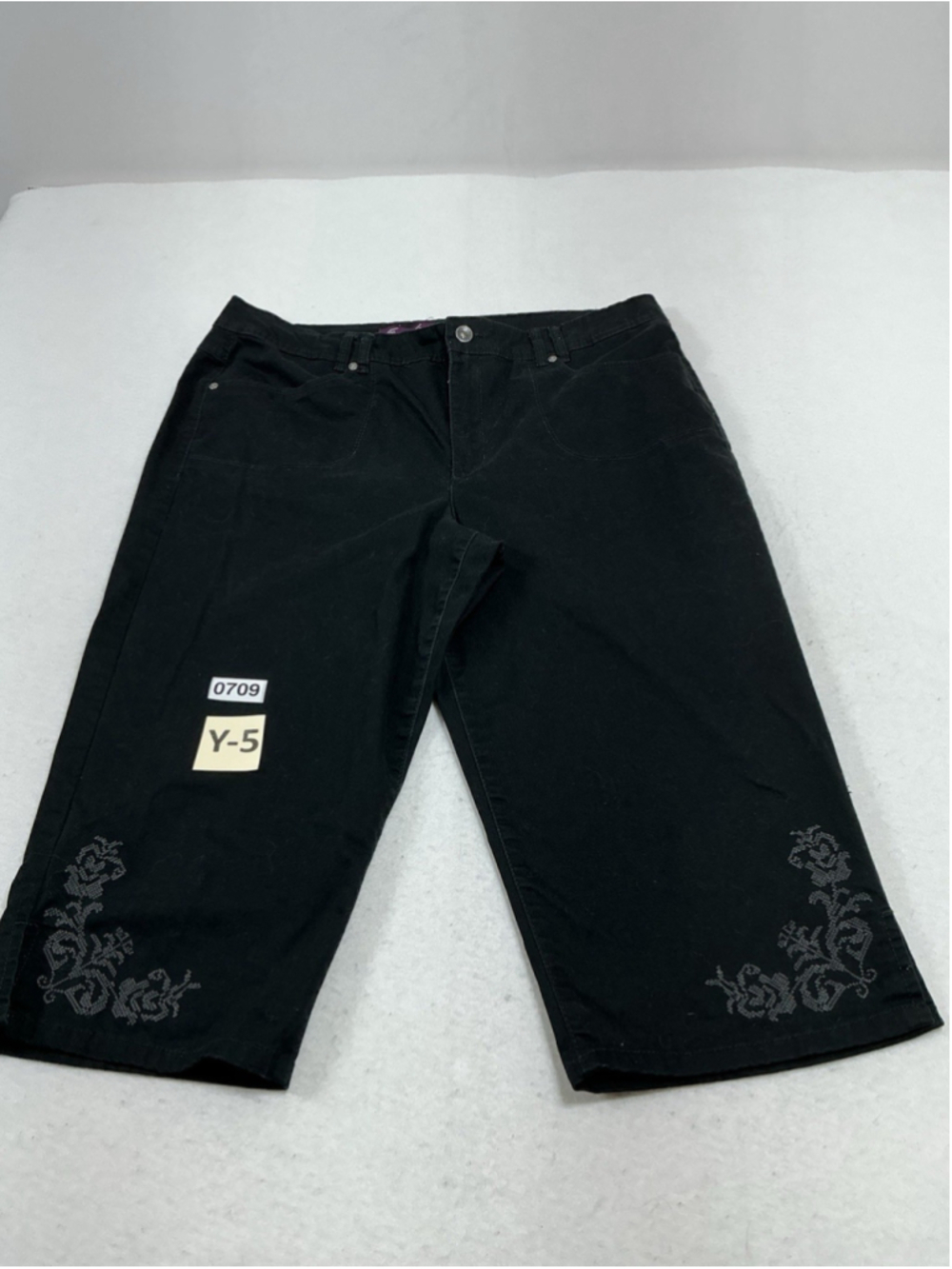 Womans Excellent Gloria Vanderbilt Capri Pants 18 Black With Aplique